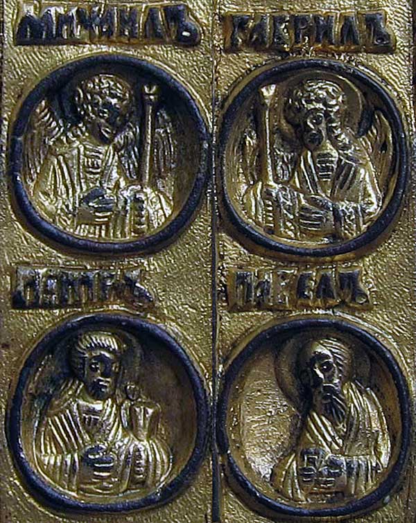 На боковых полях размещены медальоны с изображением предстоящих: Архангела Михаила и Гавриила с жезлами в руках, апостолов Петра и Павла
